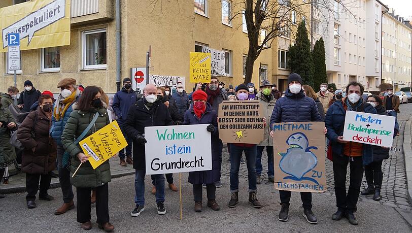 Miethaie sollen "zu Fischstäbchen werden", fordern die Demonstranten vor der Krumbacherstraße 9a.