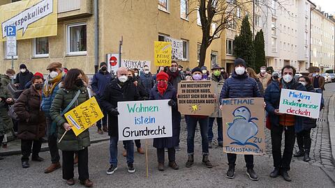 Miethaie sollen "zu Fischstäbchen werden", fordern die Demonstranten vor der Krumbacherstraße 9a.