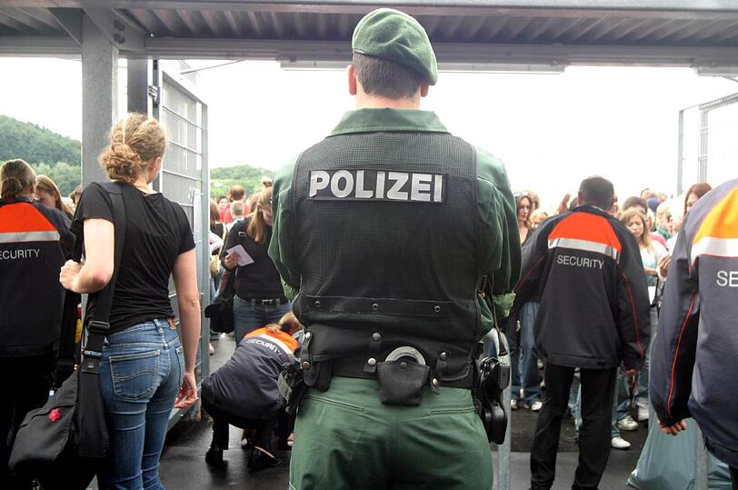 Polizeikontrolle an der Allianz Arena (Symbolbild)