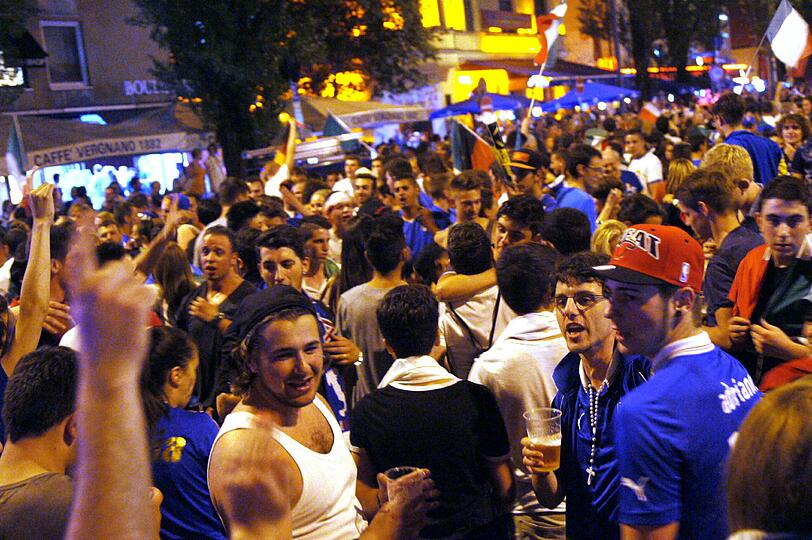 Jubelnacht in München: So feiern die Italiener in der Leopoldstraße.