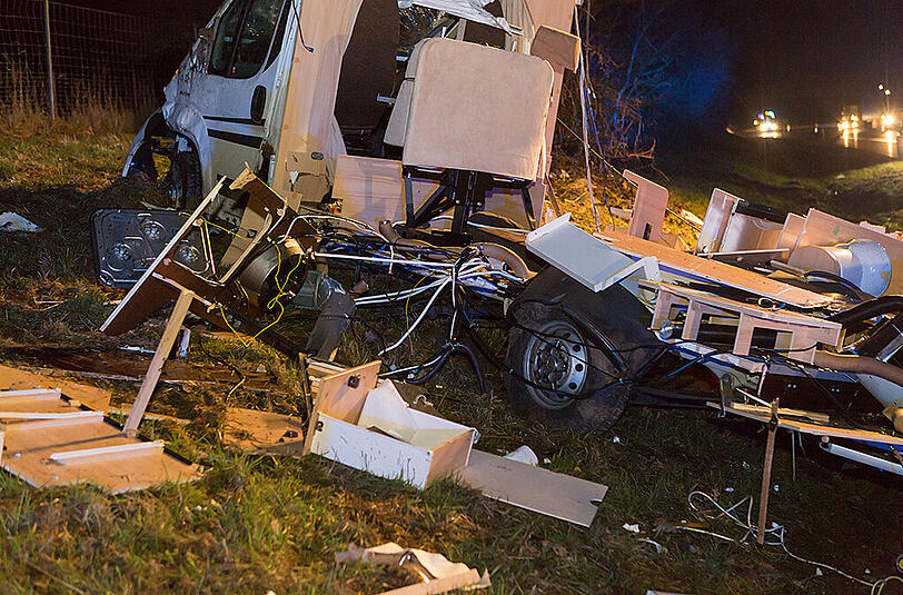 Bilder vom Unfallort in Altdorf: Auf der A3 kollidierte ein Wagen mit einem Wohnmobil, welches vollkommen zerfetzt wurde.
