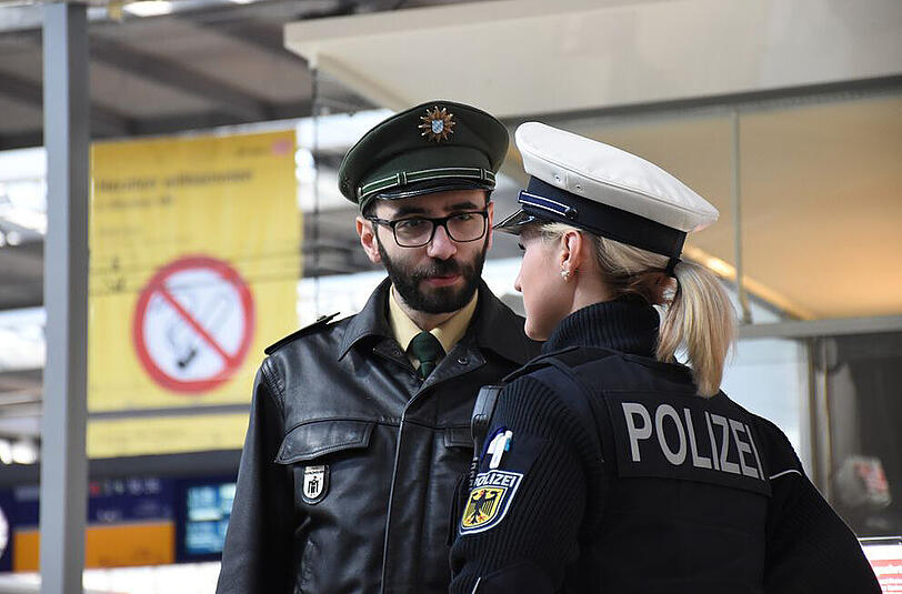 Die Bundespolizei hatte am Wochenende in München wieder einiges zu tun. Unterstützt werden die Beamten auch von der Landespolizei.