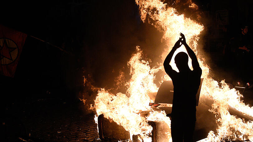 In Hamburg sah man am Abend viele brennende Barrikaden. Ein Vorgeschack auf die Gipfeltage?