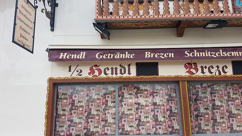 Der Straßenverkauf der Wurst- und Hühnerbraterei ist noch abgeklebt.