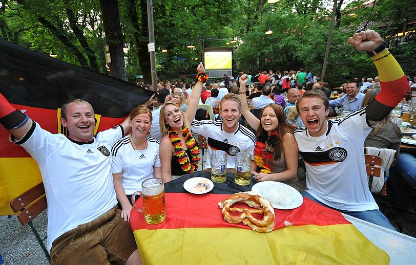 Im Augustiner-Keller haben sich diese Fans mit WM-Trikot oder Aloha-Kette ausgestattet.