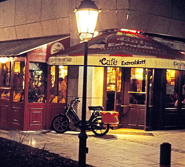 Legendär: das Café Extrablatt mit dem seitlichen Schwarzbau 1982.