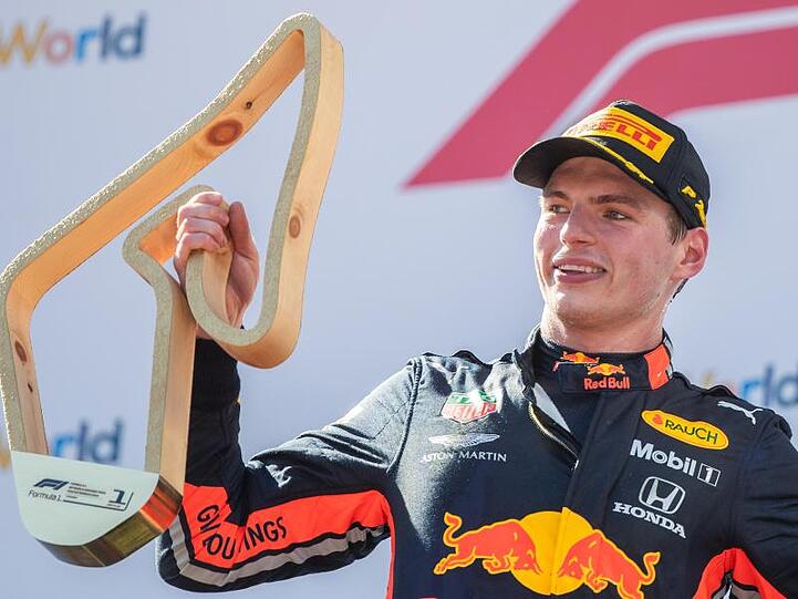 Red-Bull-Pilot Max Verstappen bejubelt seinen Sieg auf dem Kurs in Österreich.