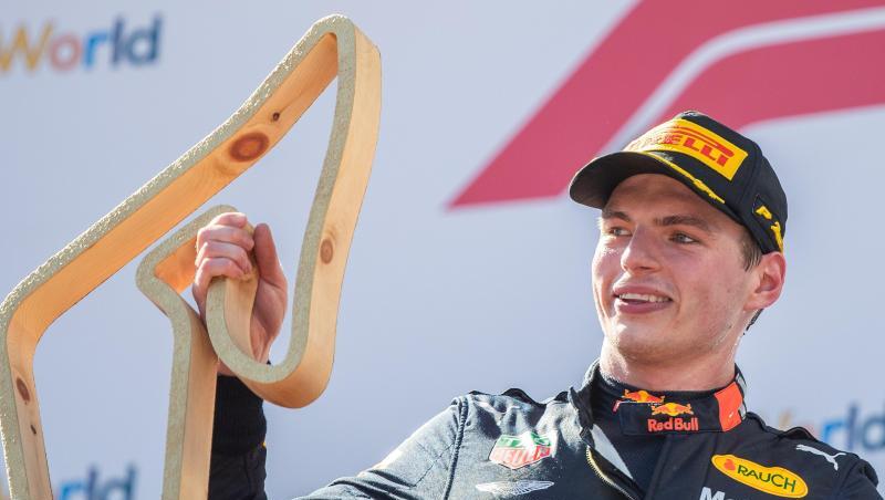 Red-Bull-Pilot Max Verstappen bejubelt seinen Sieg auf dem Kurs in Österreich. Red-Bull-Pilot Max Verstappen bejubelt seinen Sieg auf dem Kurs in Österreich.
