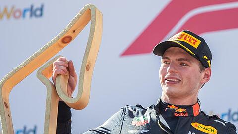 Red-Bull-Pilot Max Verstappen bejubelt seinen Sieg auf dem Kurs in Österreich.