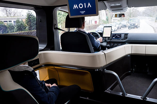 März 2019 in Hamburg: Ein Fahrzeug des VW-Fahrdienstes Moia fährt durch eine Straße. Am 15.04.2019 nimmt das Sammeltaxi Mia mit 100 elektrisch angetriebenen Kleinbussen seinen Betrieb in Hamburg auf. März 2019 in Hamburg: Ein Fahrzeug des VW-Fahrdienstes Moia fährt durch eine Straße. Am 15.04.2019 nimmt das Sammeltaxi Mia mit 100 elektrisch angetriebenen Kleinbussen seinen Betrieb in Hamburg auf.
