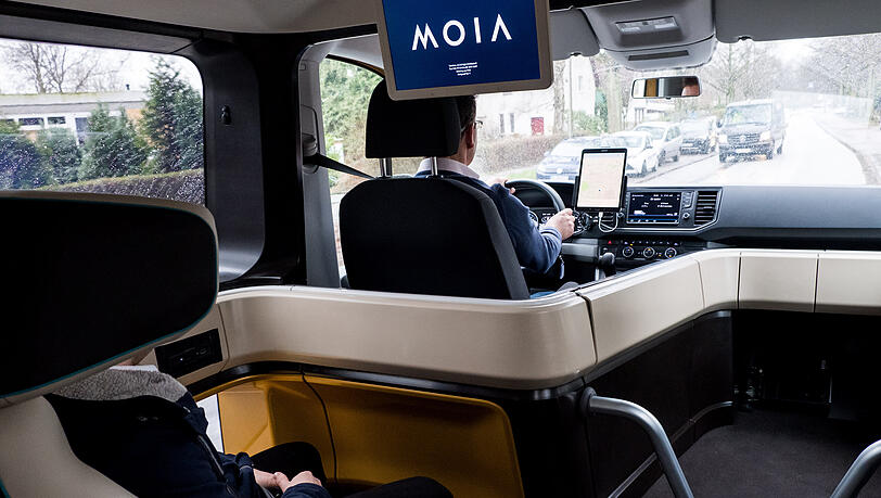 März 2019 in Hamburg: Ein Fahrzeug des VW-Fahrdienstes Moia fährt durch eine Straße. Am 15.04.2019 nimmt das Sammeltaxi Mia mit 100 elektrisch angetriebenen Kleinbussen seinen Betrieb in Hamburg auf. März 2019 in Hamburg: Ein Fahrzeug des VW-Fahrdienstes Moia fährt durch eine Straße. Am 15.04.2019 nimmt das Sammeltaxi Mia mit 100 elektrisch angetriebenen Kleinbussen seinen Betrieb in Hamburg auf.