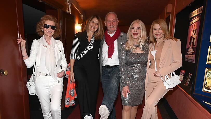 Viele weiße Turnschuhe (v. l.): Jutta Kammann, Sepp Schauer mit Corinna Binzer, Julia Kent und Silke Popp. Viele weiße Turnschuhe (v. l.): Jutta Kammann, Sepp Schauer mit Corinna Binzer, Julia Kent und Silke Popp.