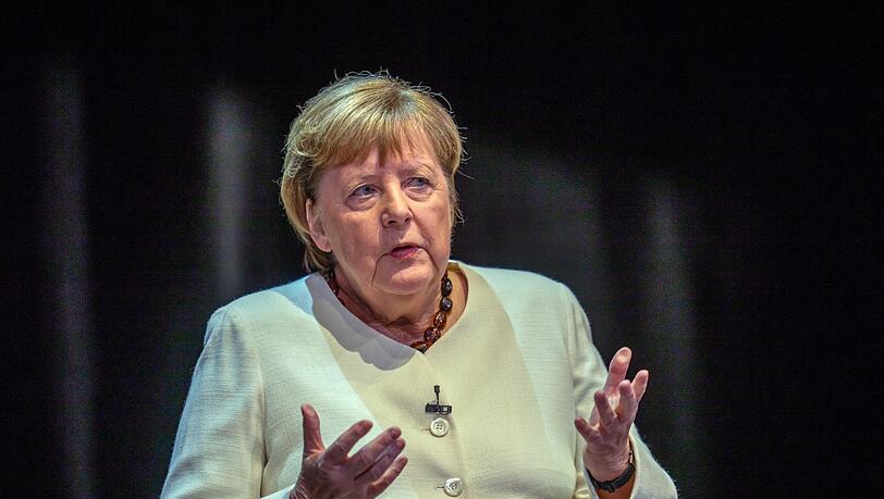 In einer eigenen Erklärung kritisiert Angela Merkel den Vorstoß von Unions-Kanzlerkandidat Friedrich Merz beim Thema Asyl.