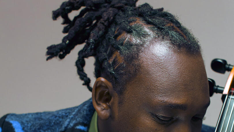 Der aus Südafrika stammende Cellist Abel Selaocoe