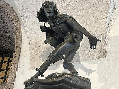 Eine Tänzerfigur am Alten Rathaus – ein Detail mit Schwung aus Münchens Vergangenheit. Eine Tänzerfigur am Alten Rathaus – ein Detail mit Schwung aus Münchens Vergangenheit.