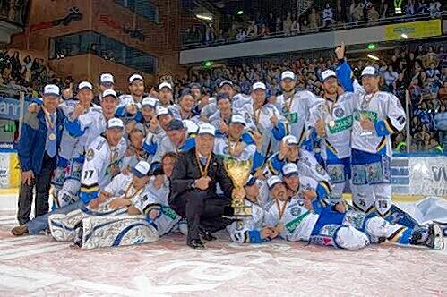 EHC München &ndash; Meister der Saison 2009/2010! Das Team um Erfolgscoach Pat Cortina (mit Pokal) gewann auch das dritte Finalspiel in Schwenningen und holte sich somit  den Titel.