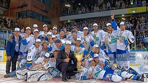 EHC München &ndash; Meister der Saison 2009/2010! Das Team um Erfolgscoach Pat Cortina (mit Pokal) gewann auch das dritte Finalspiel in Schwenningen und holte sich somit  den Titel.