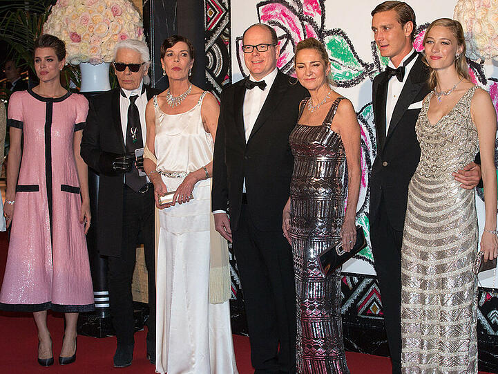 Charlotte Casiraghi, Karl Lagerfeld, Prinzessin Caroline von Hannover, Prinz Albert II. von Monaco, Paola Marzotto, Pierre Casiraghi und Beatrice Borromeo (v.li.)