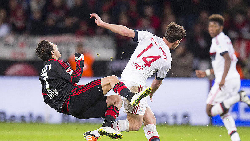 Nach diesem Foul an Javier Hernandéz sieht Xabi Alonso (rechts) die gelb-rote Karte. Nach diesem Foul an Javier Hernandéz sieht Xabi Alonso (rechts) die gelb-rote Karte.