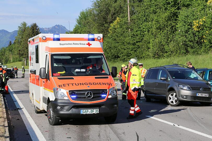 Der Autobahnabschnitt ist mit Schrott-Teilen übersät - die Bilder von der Unfallstelle auf der A95 Richtung Garmisch.