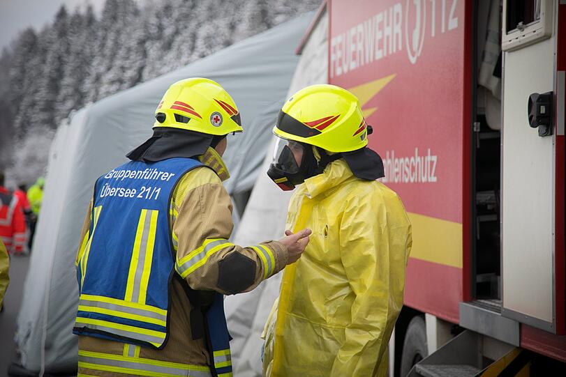 Bei dem Unfall auf der A8 ist ein Lastwagen mit teilweise entzündlichen Stoffen umgekippt. Die Bergungsarbeiten dauerten mehrere Stunden an.