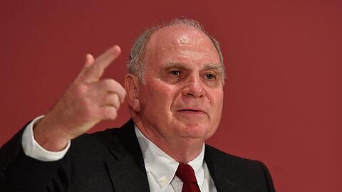 Uli Hoeneß hat zuletzt einen Zoff mit Borussia Dortmund angezettelt.
