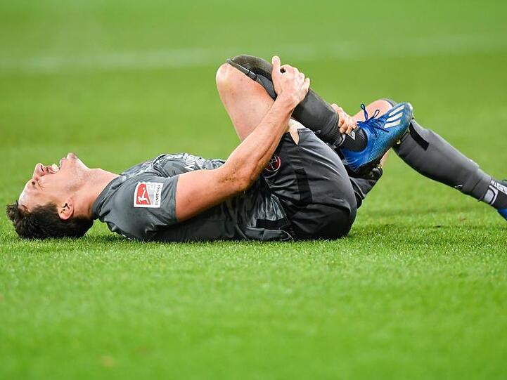 Georg Margreitter vom 1. FC Nürnberg liegt verletzt auf dem Boden. Foto: Tom Weller/dpa/Archivbild