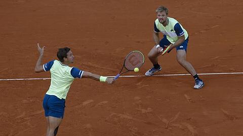 Kevin Krawietz (r) und Andreas Mies haben nach 2019 auch 2020 im Stade Roland Garros den Titel im Herren-Doppel errungen.