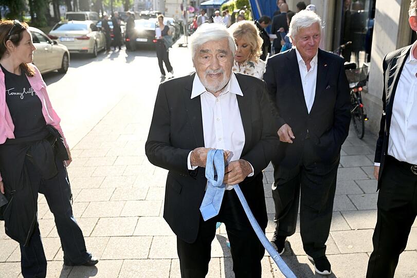 Mario Adorf hat sich vor dem Bayerischen Hof schon die Krawatte abgenommen.
