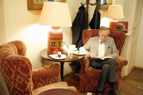 Abtauchen im Univiertel: Mathematikprofessor Hubert Kalf genießt die Wohnzimmer-Atmosphäre im Brown&rsquo;s. Und sein Buch.