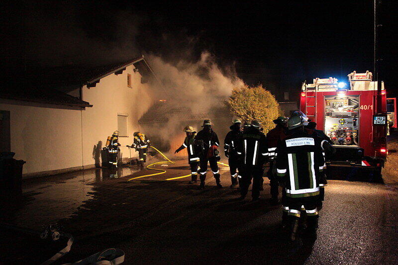 Zu einem Garagenbrand in Dörfl wurden mehrere Feuerwehren alarmiert. Das Feuer ist vermutlich im Dachbereich der Garage ausgebrochen und griff auf das Wohnhaus über.