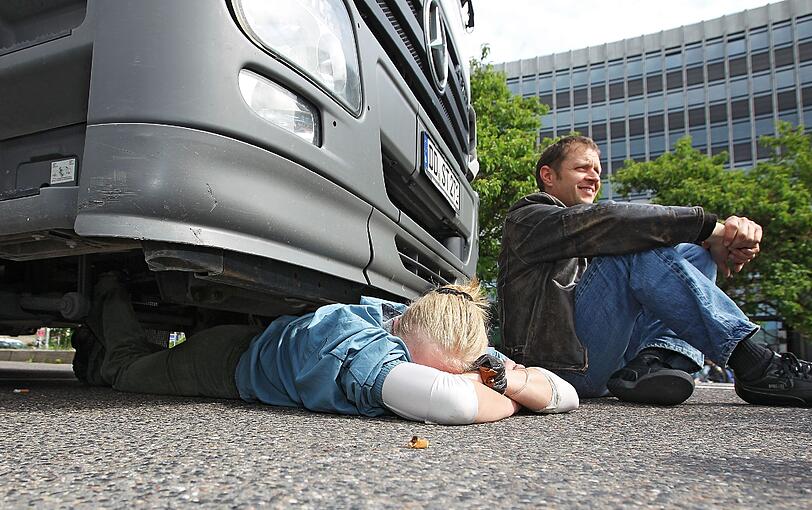 Die Demonstranten in Stuttgart hatten keine Chance. Die Polizei griff sofort in den Sitzstreik ein und trug die Streiker kurzerhand aus dem Weg.
