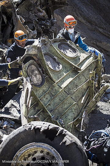 Neue Fotos vom Absturzort: Die Einsatzkräfte bergen mit Atemschutzmasken größere Teile des zerschellten A320 der Germanwings.