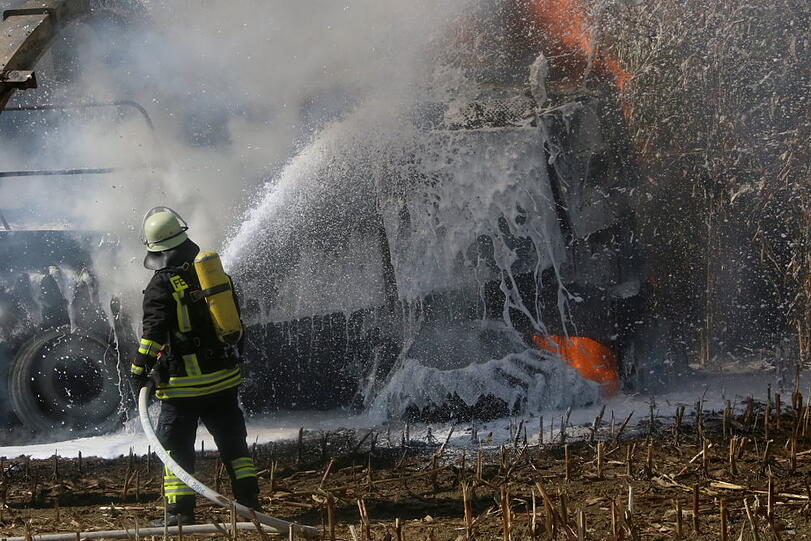 Der Maishäcksler fing Feuer, die anrückenden Wehren hatten den Brand schnell unter Kontrolle.
