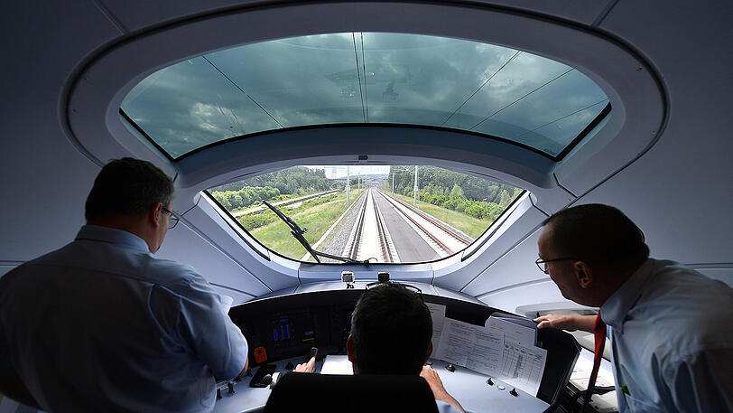 Der Blick des Zugführers auf der neuen ICE-Strecke zwischen München und Berlin.