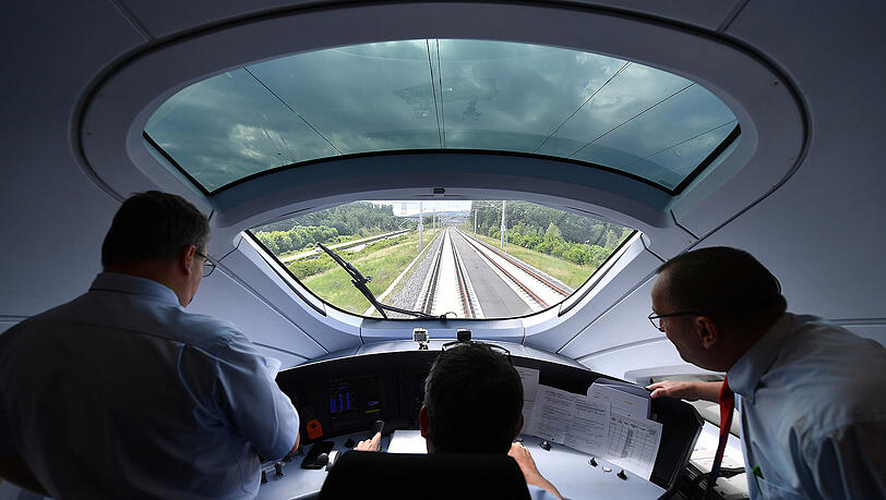 Der Blick des Zugführers auf der neuen ICE-Strecke zwischen München und Berlin. Der Blick des Zugführers auf der neuen ICE-Strecke zwischen München und Berlin.