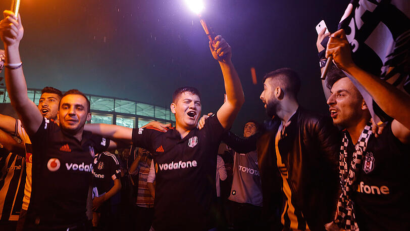 Weitere Bilder der Besiktas-Fans.