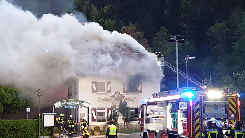 Die Feuerwehr musste am Samstagmorgen ein Feuer in einem Wirtshaus in Bad Reichenhall löschen. Die Bilder.