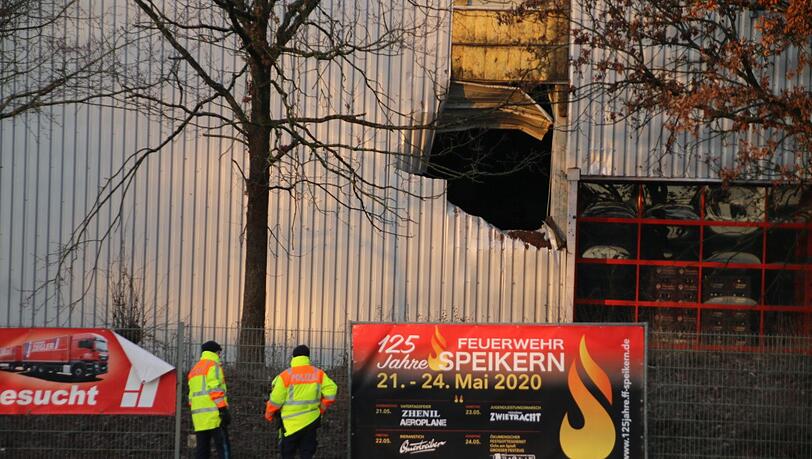 Das Auto durchbrach die Front der Lagerhalle. Das Auto durchbrach die Front der Lagerhalle.