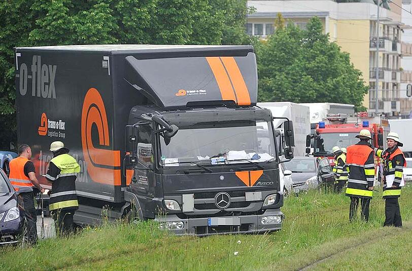 Zwei Lastwagen bleiben im matschigen Boden stecken - ein Verkehrschaos folgt. Die Bilder zum kuriosen Vorfall.