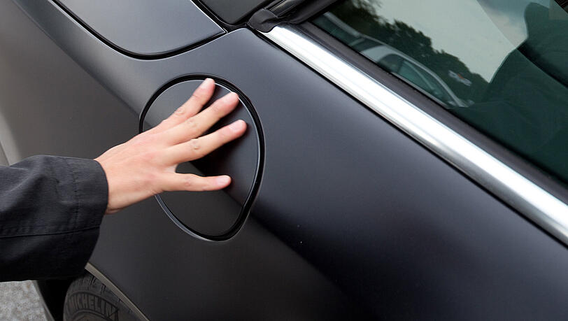 Der Übergriff ereignete sich in einem schwarzen BMW. (Symbolbild) Der Übergriff ereignete sich in einem schwarzen BMW. (Symbolbild)