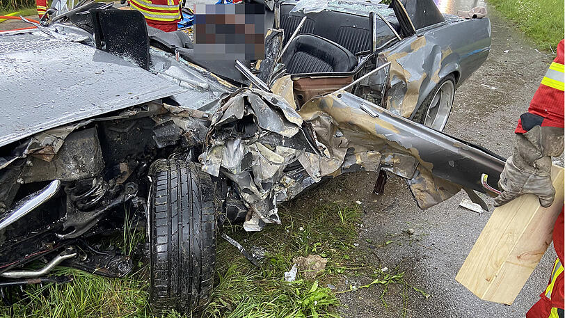 Der Fahrer des Mustang wurde schwer, die anderen Autofahrer leicht verletzt. Die Bilder.