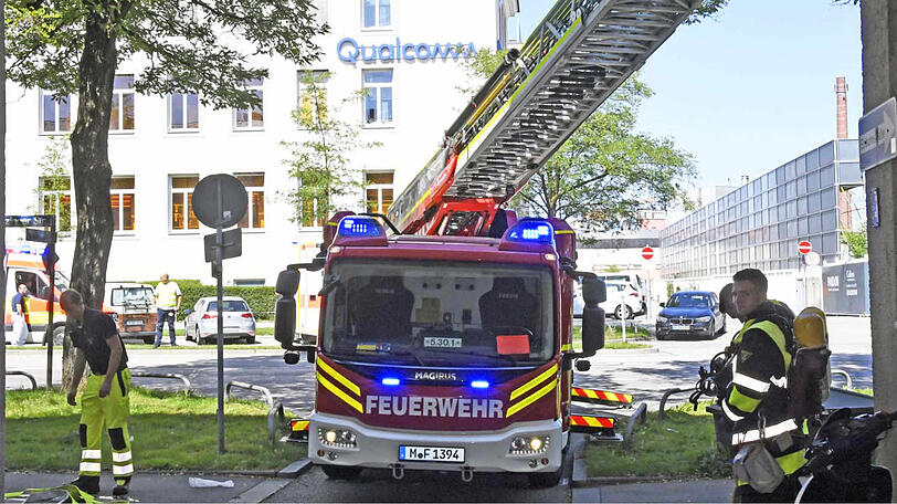 Bilder vom Feuerwehreinsatz in der Anzinger Straße.