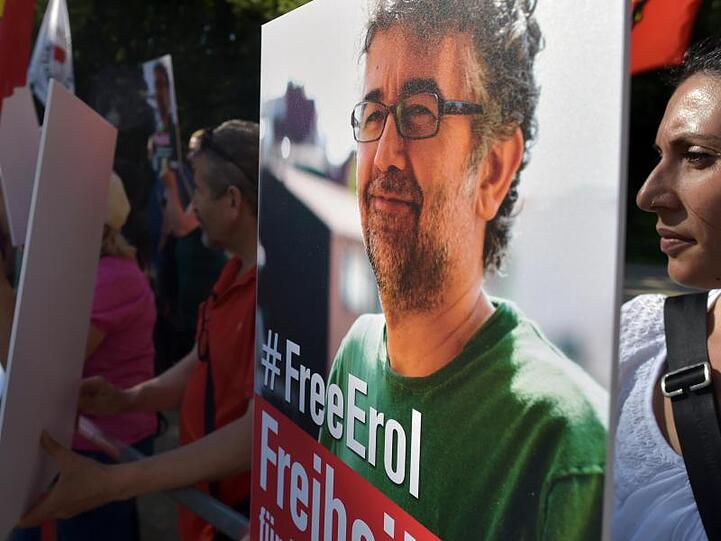 Aktivisten von Reporter ohne Grenzen und Amnesty International demonstrieren vor der Botschaft der Türkei mit einem Porträt von Erol Önderoglu.