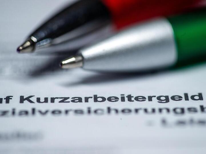 Während der Corona-Krise bleiben die Aufträge vieler Unternehmen aus. Deren Mitarbeiter erhalten deshalb Kurzarbeitergeld.