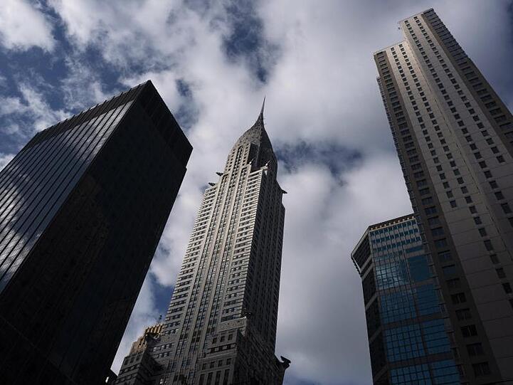 Wolken ziehen hinter dem Chrysler Building (M) und umgebenden Hochhäusern in New York vorbei. Karstadt-Eigner Benko übernimmt mit einem Partner das weltberühmte Gebäude in Big Apple.