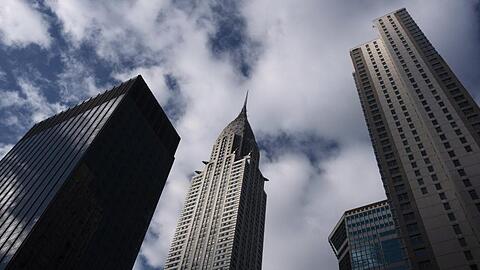 Wolken ziehen hinter dem Chrysler Building (M) und umgebenden Hochhäusern in New York vorbei. Karstadt-Eigner Benko übernimmt mit einem Partner das weltberühmte Gebäude in Big Apple.