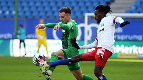 Fürths David Raum (l) und Bakery Jatta vom HSV kämpfen um den Ball.