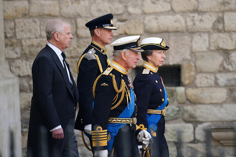 Abschied von ihrer Mutter, Queen Elizabeth: König Charles III. (vorne), Prinzessin Anne (r), Prinz Edward sowie Prinz Andrew (l), Herzog von York, verlassen die Trauerfeier.
