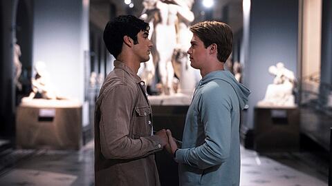 Taylor Zakhar Perez (l) als Alex Claremont-Diaz und Nicholas Galitzine als Prince Henry im Film "Rot, weiß und königlich blau".